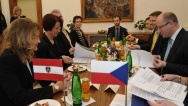 Premiér Sobotka se setkal s předsedkyní Spolkové rady Rakouské republiky Anou Blatnik, 8. prosince 2014.