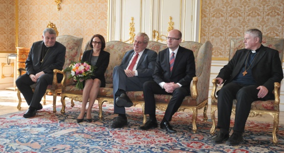 Premiér Bohuslav Sobotka se na Pražském hradě setkal také s členy Rady katedrály sv. Víta, Václava a Vojtěcha, 18. března 2015. 