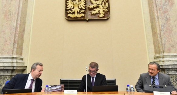 Premiér Andrej Babiš a místopředsedové Richard Brabec a Martin Stropnický před jednáním vlády 3. ledna 2018.
