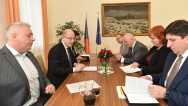 Premiér Bohuslav Sobotka se setkal s ministrem vnitra Chovancem, vedením a zástupci odborů České pošty, 16. prosince 2016.