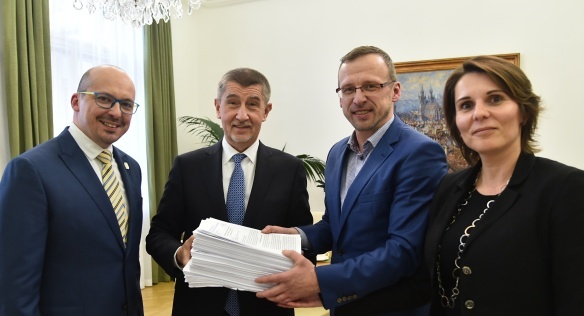 Předseda vlády Andrej Babiš převzal petici od zástupců samospráv, 12. února 2018.