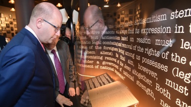 Předseda vlády Bohuslav Sobotka v neděli 3. dubna 2016 navštívil výstavu Muzea Tolerance.