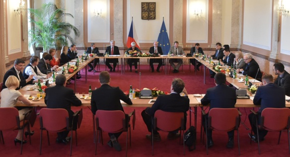 Předseda vlády Bohuslav Sobotka se setkal na Úřadu vlády s českými europoslanci, 3. března 2017. 