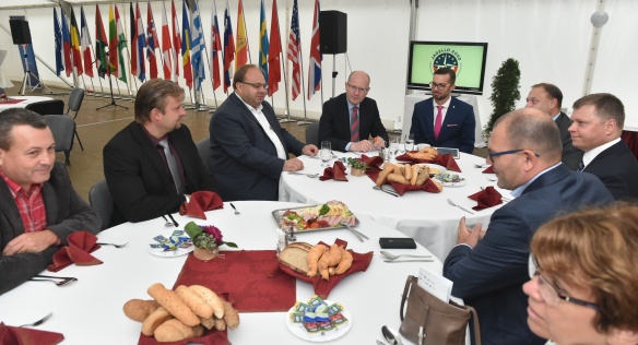 Premiér Bohuslav Sobotka jednal s hejtmanem Moravskoslezského kraje a členy rady, 17. září 2016.