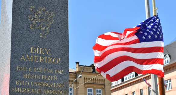 Vzpomínkový akt u památníku Díky Ameriko v Plzni, 6. května 2018.