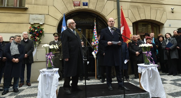Předseda vlády Bohuslav Sobotka se zúčastnil pietního aktu u Hlávkovy koleje, 17. listopadu 2016.