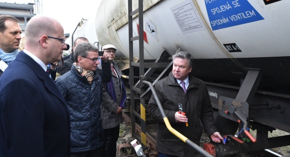 Předseda vlády Bohuslav Sobotka se zúčastnil odplombování vlaku s první dodávkou nafty z německého Kraillingu, 14. října 2016.
