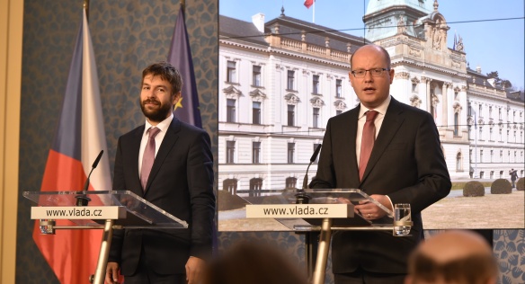 Předseda vlády Bohuslav Sobotka jednal s ministrem spravedlnosti Robertem Pelikánem, 21. listopadu 2016.