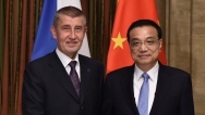 Společné foto předsedů vlád na summitu zemí střední, východní a jihovýchodní Evropy a Číny v Sofii 7. července 2018.