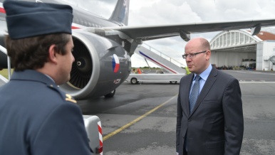 Předseda vlády Bohuslav Sobotka odletěl zvláštním letadlem z Prahy do Pekingu, 15. června 2016.