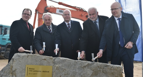 Předseda vlády Bohuslav Sobotka se zúčastnil zahájení výstavby obchvatu Lechovic, 20. března 2017.