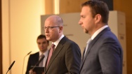 Předseda vlády Bohuslav Sobotka jednal s ministrem zemědělství Marianem Jurečkou, 22. listopadu 2016.