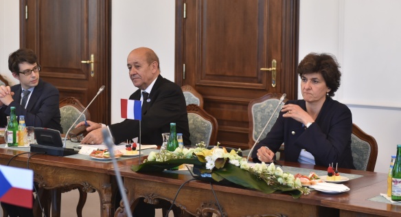 Premiér Sobotka přijal ministryni ozbrojených sil Goulardovou a ministra pro Evropu a zahraniční záležitosti Le Driana, 9. června 2017.