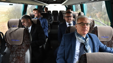 Členové vlády v autobuse, kterým se přepravovali po Karlovarském kraji.