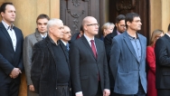 Premiér Sobotka uctil společně se zaměstnanci ÚV ČR minutou ticha památku obětí teroristických útoků ve Francii, 16. listopadu 2015. 