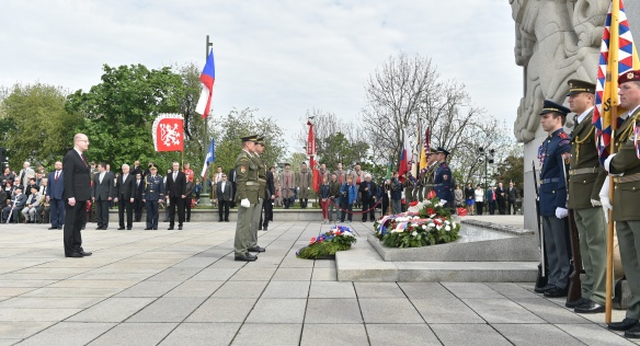 Předseda vlády Bohuslav Sobotka uctil na pražském Vítkově památku obětí druhé světové války, 8. května 2017.
