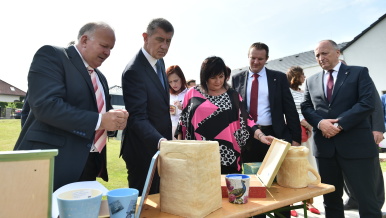 Předseda vlády Andrej Babiš a ministryně financí Alena Schillerová si prohlížejí výrobky obyvatel Domova Jeřabina Pelhřimov.