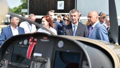 Předseda vlády Andrej Babiš před letounem na letišti v městské části Henčov.