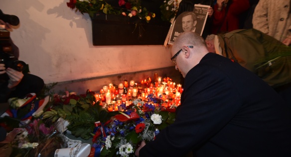 Předseda vlády Bohuslav Sobotka zapálil svíčku u pamětní desky 17. listopadu 1989 na Národní třídě, 17. listopadu 2015.