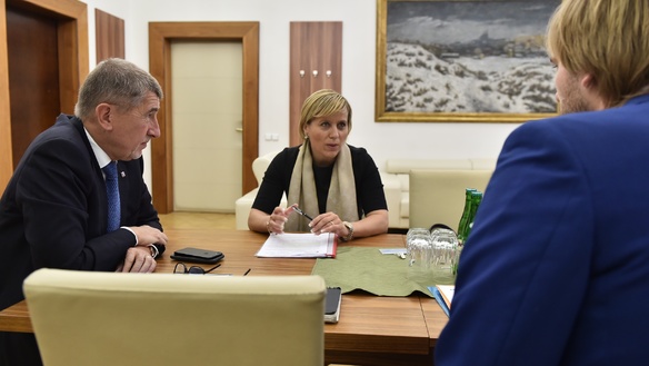 Premiér Babiš, předsedkyně Asociace krajů Vildumetzová a ministr zdravotnictví Vojtěch jednají na Úřad vlády, 29. května 2018.