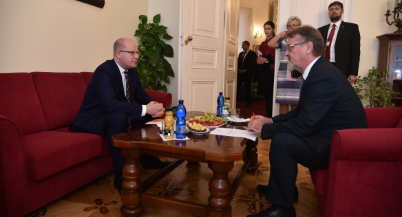 Předseda vlády Bohuslav Sobotka jednal s ministrem školství, mládeže a tělovýchovy Stanislavem Štechem, 25. září 2017.