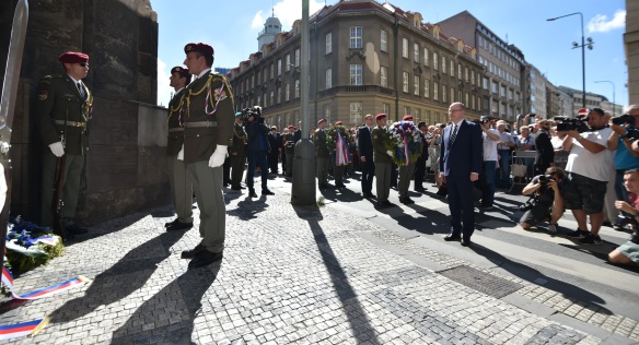 Premiér Sobotka se zúčastnil pietní vzpomínky 75. výročí hrdinného boje a úmrtí československých parašutistů, 18. června 2017.