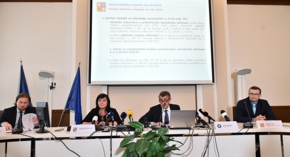 Ministryně financí Schillerová a předseda vlády Babiš na tiskové konferenci k přípravě státního rozpočtu na příští rok, 1. června 2018.