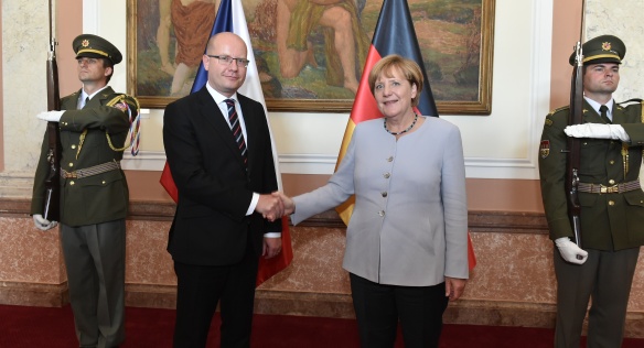 Premier Bohuslav Sobotka welcomes German Chancellor Angela Merkel, 25 August 2016.