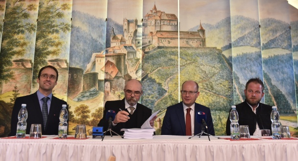 Premiér Bohuslav Sobotka se zúčastnil slavnostního podpisu smlouvy na rekonstrukci zahrad hradu Pernštejn, 30. listopadu 2017. 