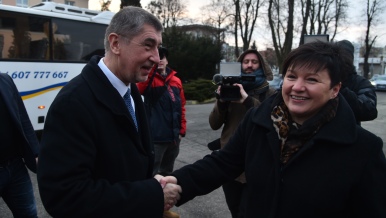 Ředitelka nemocnice Lenka Mergenthalová vítá premiéra Andreje Babiše.