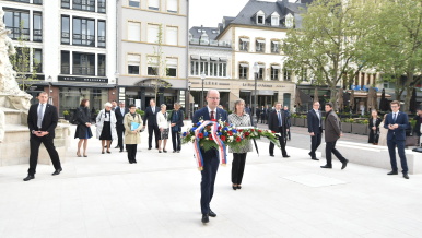 Předseda vlády Bohuslav Sobotka v Lucemburku uctil památku Jana Palacha, 11. května 2017.