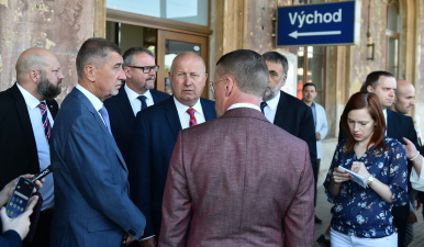Členové vlády před budovou železniční stanice v Teplicích.