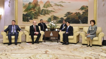 Předseda vlády Bohuslav Sobotka se setkal se stranickým tajemníkem města Šanghaje, 22. listopadu 2015.