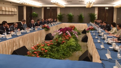 Předseda vlády Bohuslav Sobotka se setkal se stranickým tajemníkem provincie panem Xia Baolong, 18. června 2016.