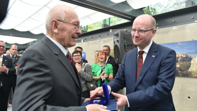 Premiér Bohuslav Sobotka se zúčastnil recepce u příležitosti 95. výročí navázání diplomatických vztahů, 11. května 2017.