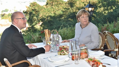 Předseda vlády Bohuslav Sobotka pozval německou kancléřku Angelu Merkelovou na společné posezení u vína, 25. srpna 2016.