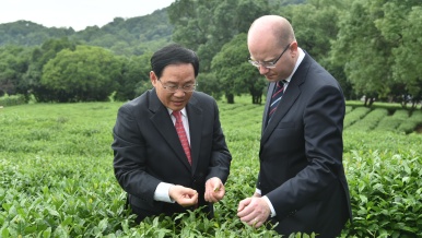 Předseda vlády Bohuslav Sobotka se setkal s guvernérem provincie Zhejiang, 19. června 2016.