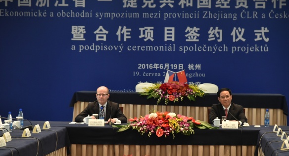 Předseda vlády Bohuslav Sobotka se setkal s 15 významnými podnikateli provincie Zhejiang, 19. června 2016.