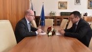 Premiér Bohuslav Sobotka jednal s ministrem pro lidská práva, rovné příležitosti a legislativu Janem Chvojkou, 23. srpna 2017.