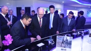 Premiér Bohuslav Sobotka navštívil výzkumné centrum Huawei Technologies, 23. listopadu 2015.