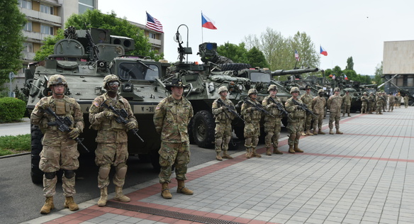 Předseda vlády Bohuslav Sobotka ve Vyškově pozdravil vojáky konvoje USA, 28. května 2016.
