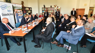 Delegace vlády při setkání se zdravotnickým personálem v Masarykově nemocnici v Ústí nad Labem.