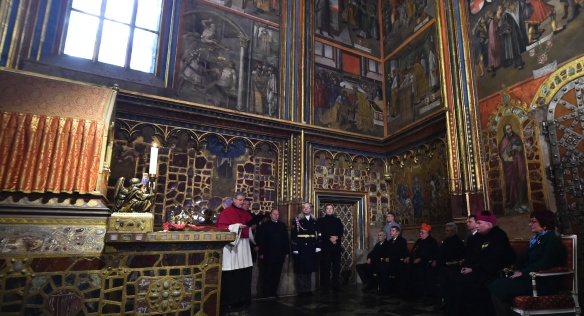 Premiér Andrej Babiš spolu s dalšími klíčníky uzamkl Korunní komoru v Katedrále sv. Víta, Václava a Vojtěcha, 24. ledna 2018.