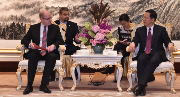 Předseda vlády Bohuslav Sobotka jednal s předsedou představenstva China Eastern, 23. listopadu 2015.