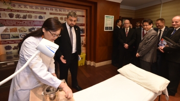 Předseda vlády Bohuslav Sobotka navštívil nemocnici Shuguang, 24. listopadu 2015.