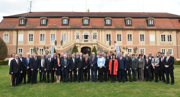 Představitelé české a slovenské vlády, odborů a zaměstnavatelů se ve čtvrtek 30. března 2017 sešli na zámku Štiřín.