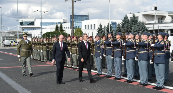 Premiér Sobotka přivítal generálního tajemníka NATO Stoltenberga na letišti Ruzyně, 9. září 2015.