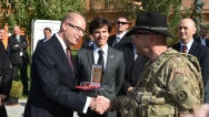 Premiér Sobotka a generální tajemník NATO Stoltenberga se setkali s vojáky amerického konvoje, 9. září 2015.
