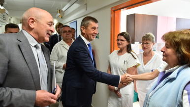 Předseda vlády Andrej Babiš se zdraví se zdravotními sestrami v Bílovecké nemocnici. 