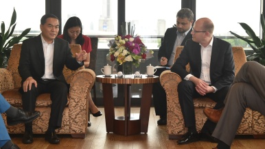 Předseda vlády Bohuslav Sobotka se setkal s předsedou Ping An Bank, 20. června 2016.